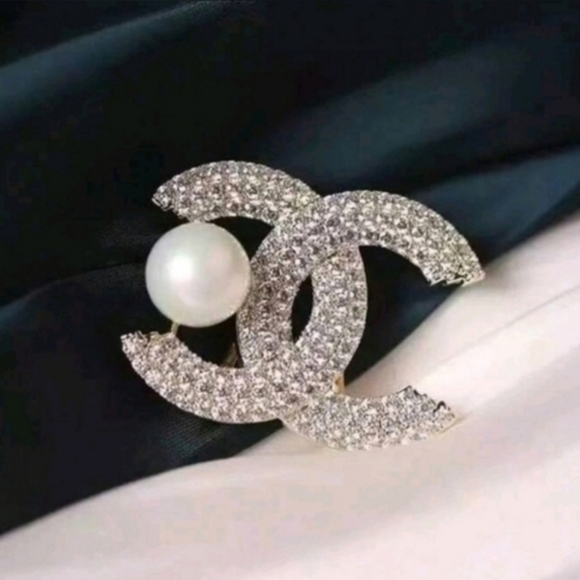 CHANEL Style Brooch - Picture 5 of 7